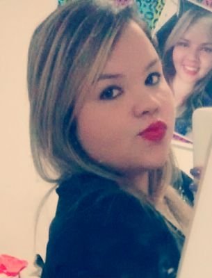 Eu erro. Eu amo. Eu choro. Eu brinco. Eu sorrio. Eu tenho defeitos. Eu tenho qualidades. Eu minto. Eu não sou perfeita.