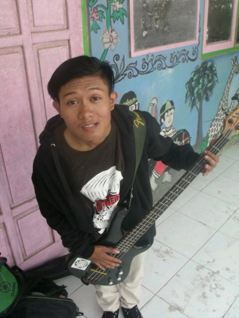 Bassis di SOMEONE SOMEWHERE phc | pin: 310fc42f | no: 085642088667