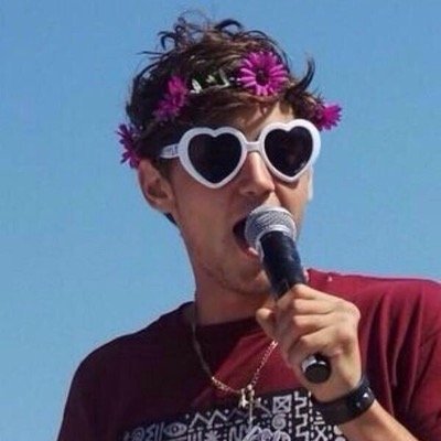 Please go follow @GIGGLYJAI ! RT the first 6 tweets for a dm to calum and 5/5 of the janoskians:)