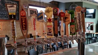 Declan's Bar & Grill is a craft beer pub where can catch all your Pro & College sports games and enjoy our collection of craft beers and great crafted eats.