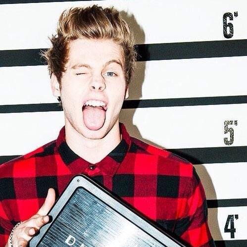 heyy you are beautiful! PLEASE FOLLOW @bex_mcfly2 @5sosalltime and @outsiderirwin PLEASEEE THANK YOU! HAVE A NICE DAY