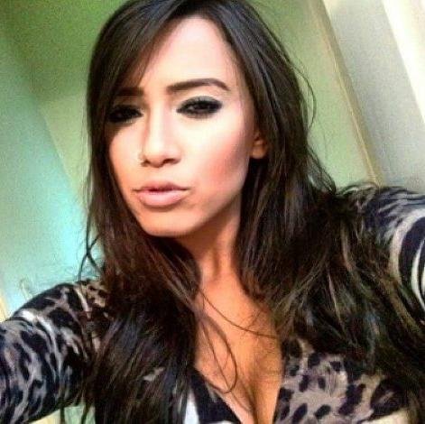 21, morena praiana, estudante de arquitetura, música alta, praia, sorrisos, café, projetos sustentáveis, mundo verde