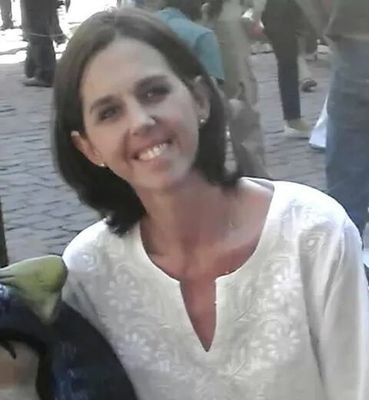 arquitecta,  ambientadora, madre y padre de un adolescente. Kundalinera