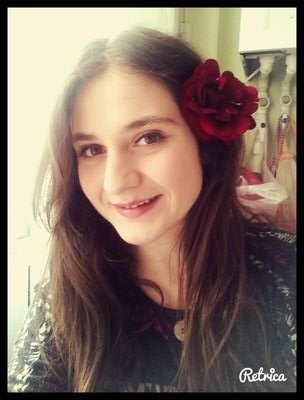 Akrep burcu. Kitaplarıyla aşk yaşayan, kahve ve çay içmeye bayılan, yağmurlu kapalı havaları seven birisi:))