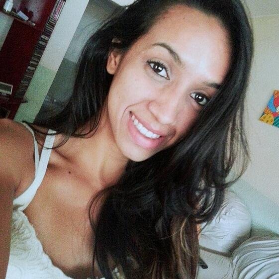 Não me prendo a nada que me defina.
Serei o que você quiser, mas só quando eu quiser.