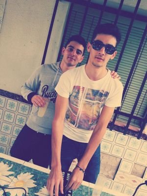 Con la electronica en el oido.
MusicOn