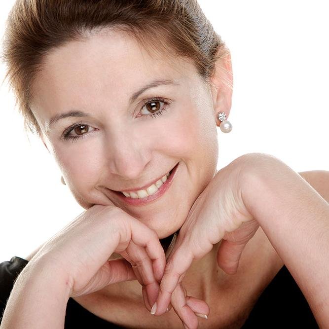 'Viure des de l'essència' és el programa dirigit i presentat per Glòria Montasell i emès per Punt 7 Ràdio Sant Celoni i Vallès Oriental Televisió.