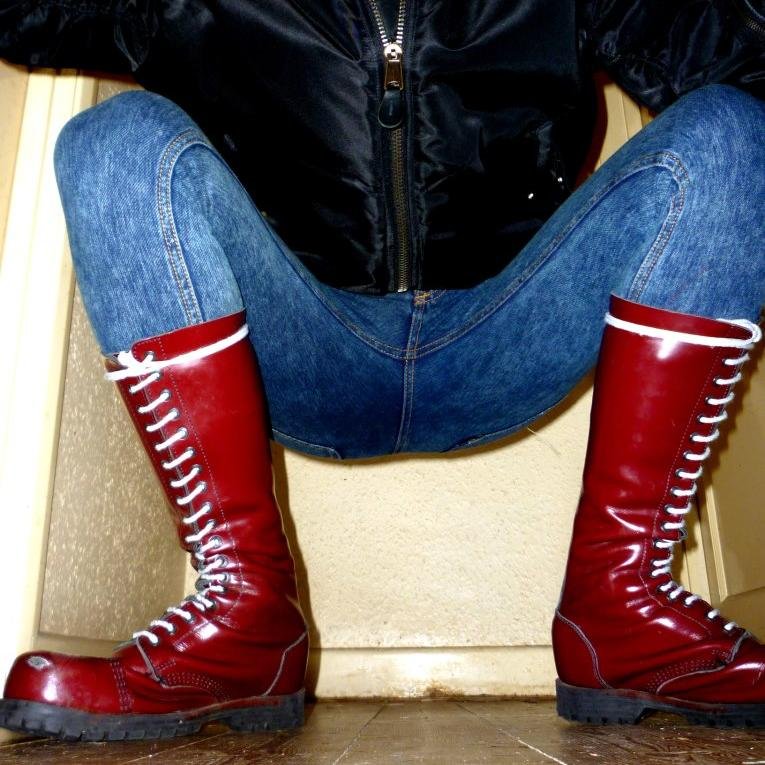 Kinky maso/sub/slave/gimp. Fetish, BDSM, bondage and frustration. 
Insta: bootslave1978