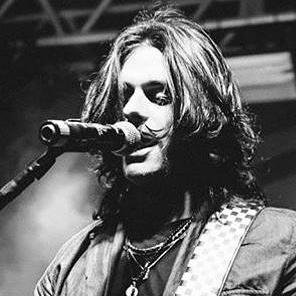 Músico Profissional , Produtor Musical e Técnico de Som.