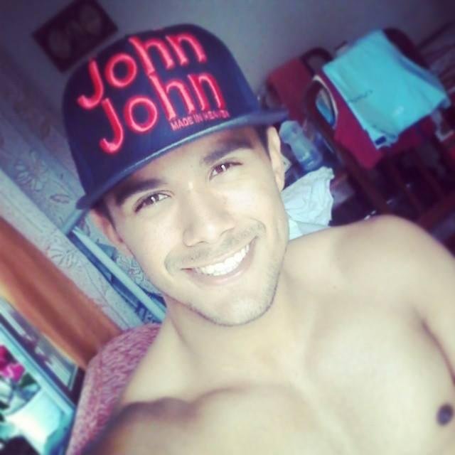 modelo, 18 anos ,cursando administração de empresas.