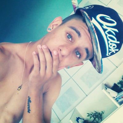 ' Solteiro, '16 anos, 'olhos verde, ' whats : 19998558054 ✌