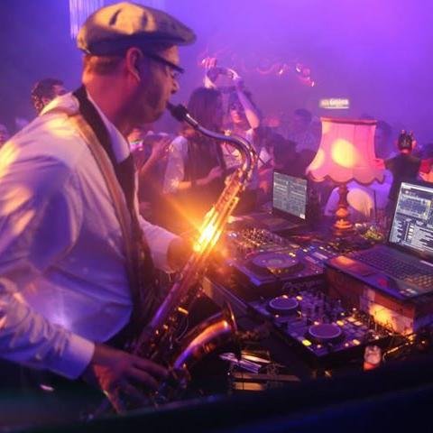 The DJ with the SAX! producer, musician, party organizer: Swing it!!!, label manager @ Billybong Records, radio, blogger youtuber #ELECTOSWING, #swing
