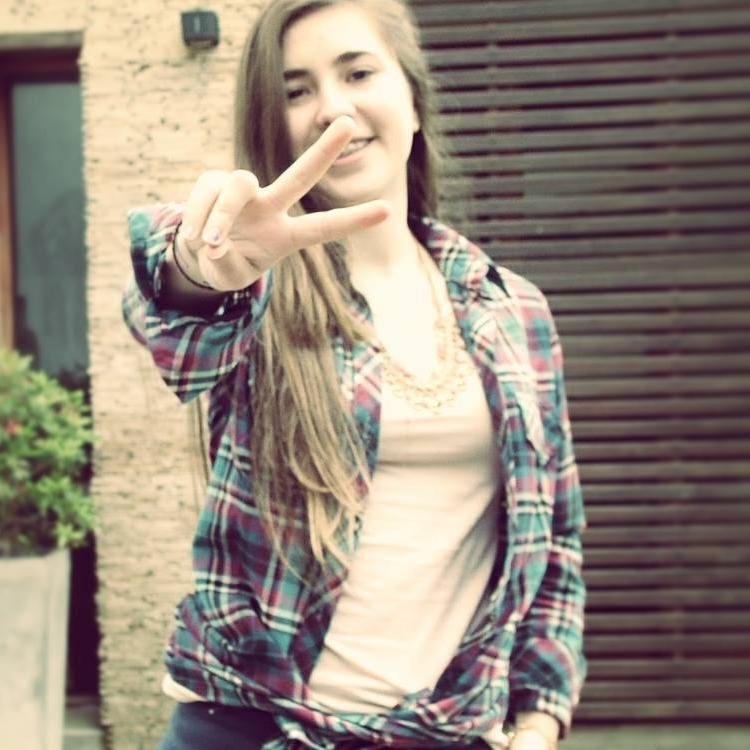 I wanna live while we're young 
We wanna live while we're young...