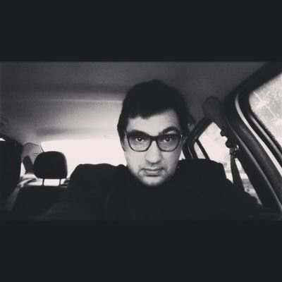 Marqueteiro, surfista, motoqueiro, cinéfilo, profundamente nerd, paizão, maridão, em busca de sabedoria.