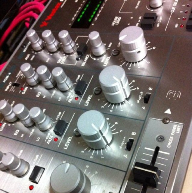 音響と照明とDJとタイコとベース。趣味はリーマン。ソウルとレゲエとワールドミュージック好き。TAKIVIなど定期的にイベントを開催。野外で音出したい。レギュラーでラウンジDJをやってます。第三水曜@外苑前OFFICE