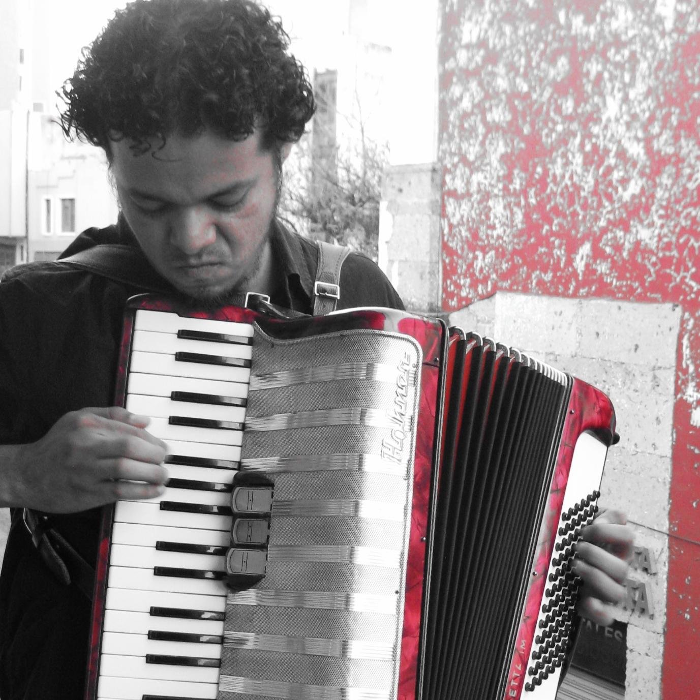 Pianista, maestro de música, estudio derecho, también toco el Bandoneón (tangos) y el Acordeón. Gracias a mis seguidores por su apoyo : )