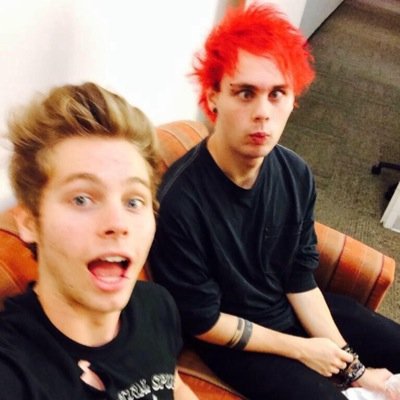 follow @acfregoso she gave you this free follow .(: btw have a nice rest of your day !!!!