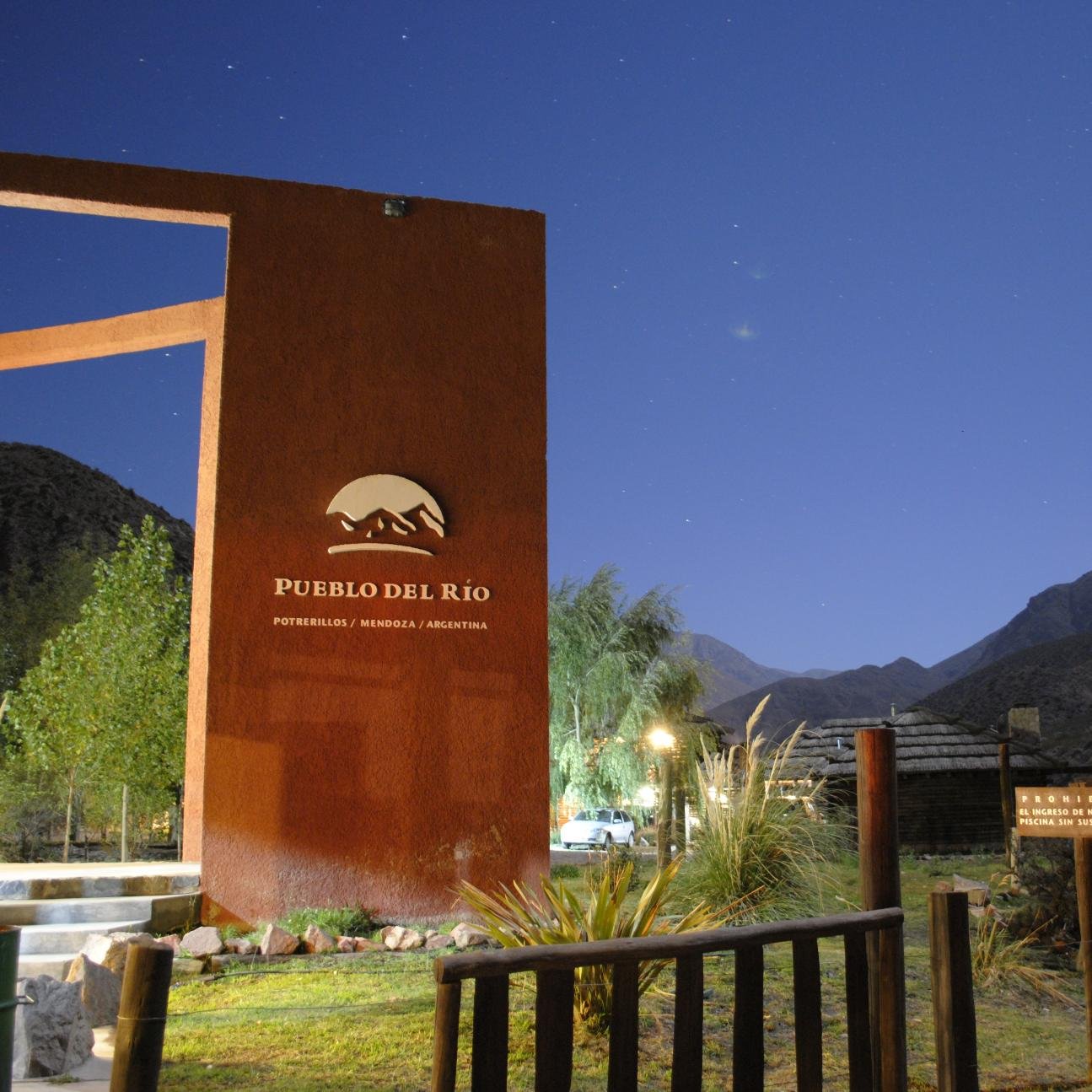 Alojate en Cabaña de montaña sobre Río Mendoza, Potrerillos, al pie de la Cordillera de Los Andes, donde la naturaleza será tu anfitrión.