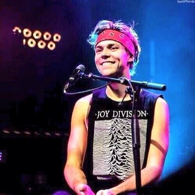 SEND ASHTON PICS TO @diisconectedash BUT DONT DONT DONT MENTION THIS ACCOUNT