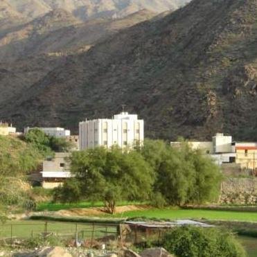 موظف في قطاع خاص وصحفي