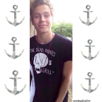 PLEASE FOLLOW @midnxghtmashton BC SHES CLOSE TO 2K AYYYDZC