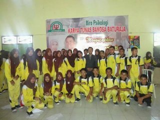 Kelas pojok with kantin mandiri :v 13 siswa dan 27 siswi dgn wali kelas Drs. Ngadiran♥ Science One Stress tapi Ceria \m/ mapel favorit: jam kosong :v