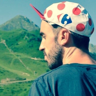 Nét orgullós, aficionat al ciclisme, espectador a les tres grans, serièfil, vegan i alguna cosa més... @dovellase #AdoptaNoCompris