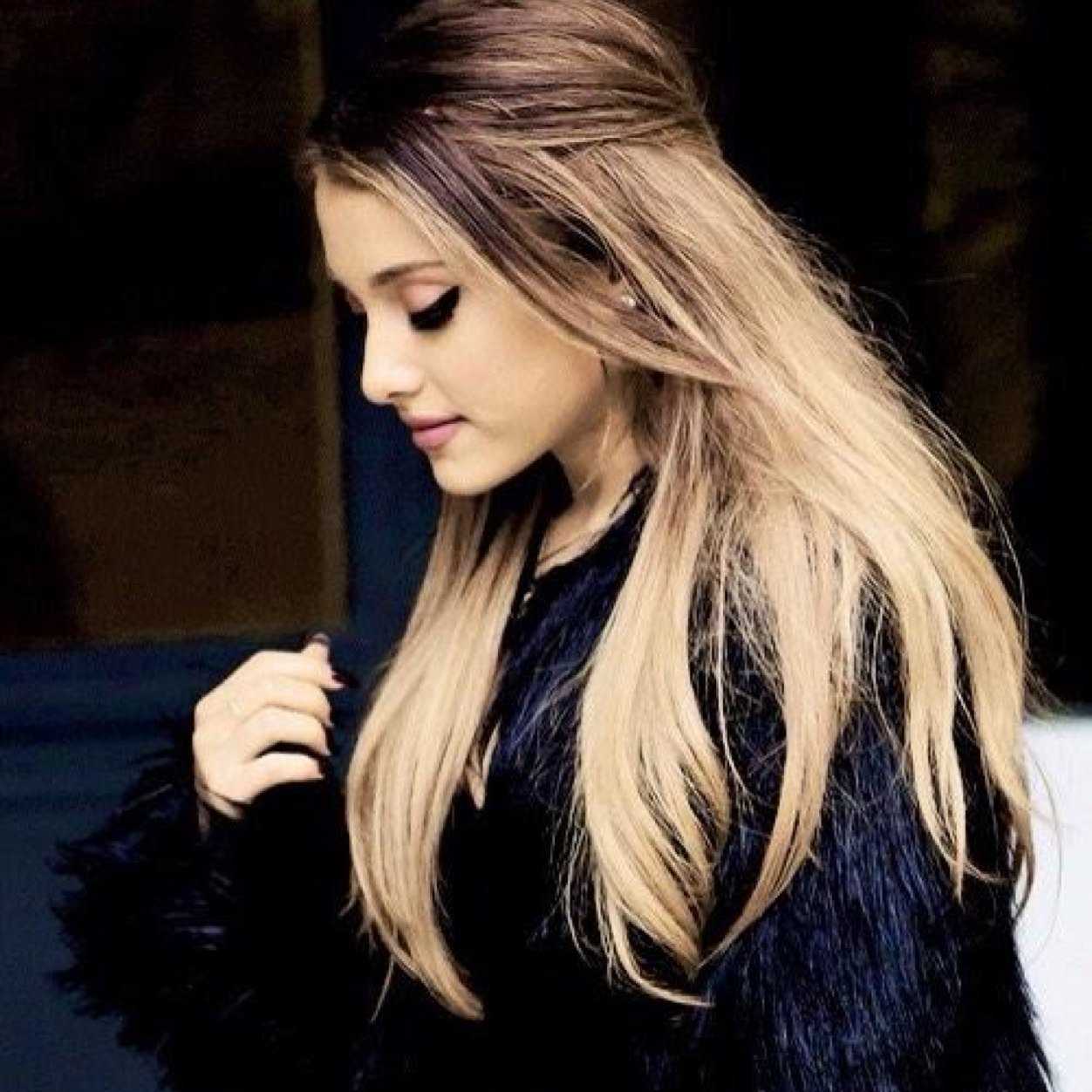 OMFG ARIANA IS SOOOO FUCKING AMAIZING. I loveeeee u ariana, i'm very proud of you and i'm gonna be supporting you forever. Honeymoon ave.