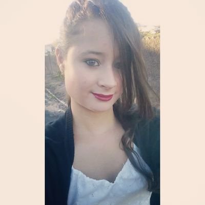 “A única coisa que passa pela minha cabeça é que queria estar com você agora, segurando sua mão e olhando seu sorriso.”
— 	Nicholas Sparks
