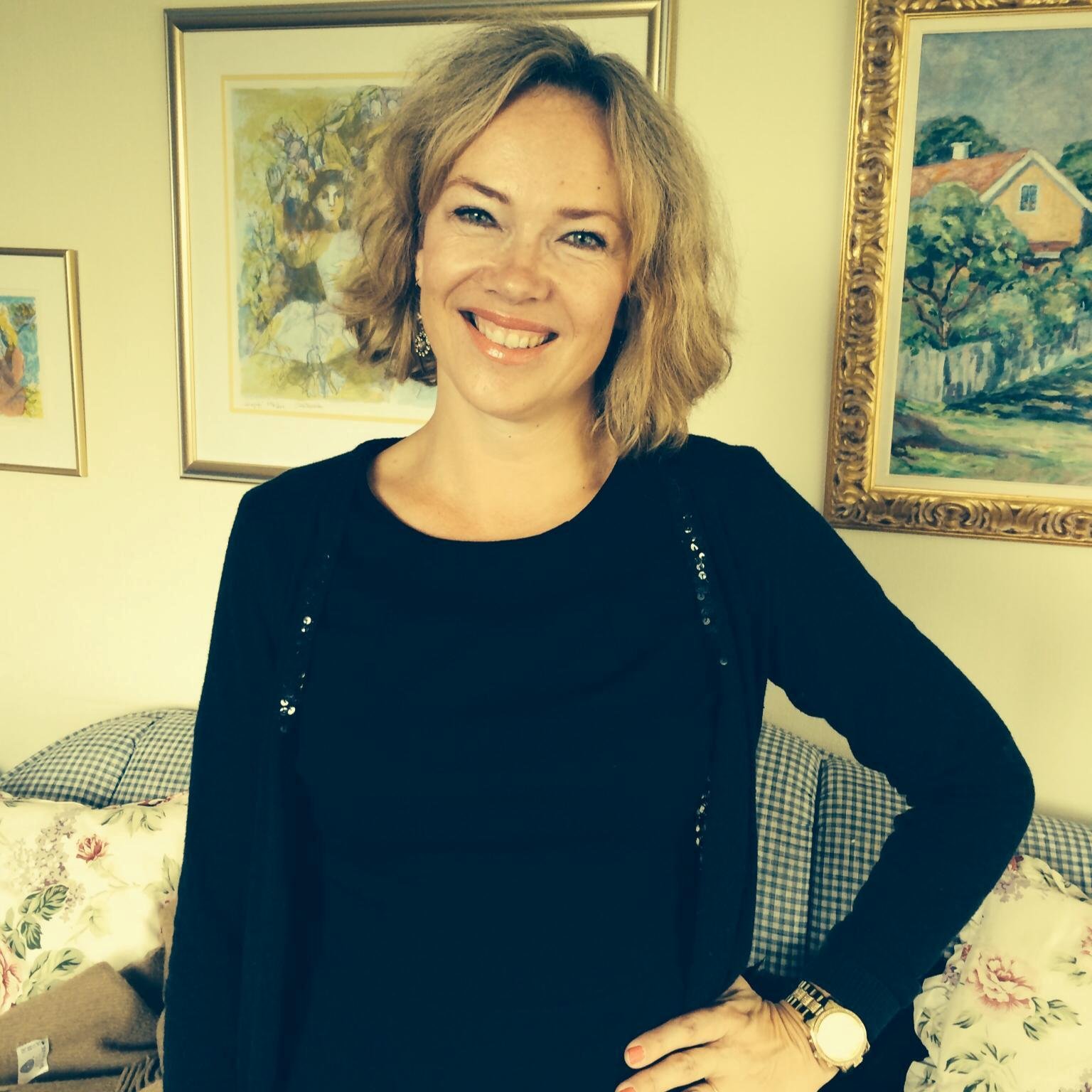 Seniorrådgiver i Valgdirektoratet. Hovedansvar: Dokumentforvaltning og beredskap. Siviløkonom. Livsnyter som elsker litteratur og språk. På Insta: @poesifrua
