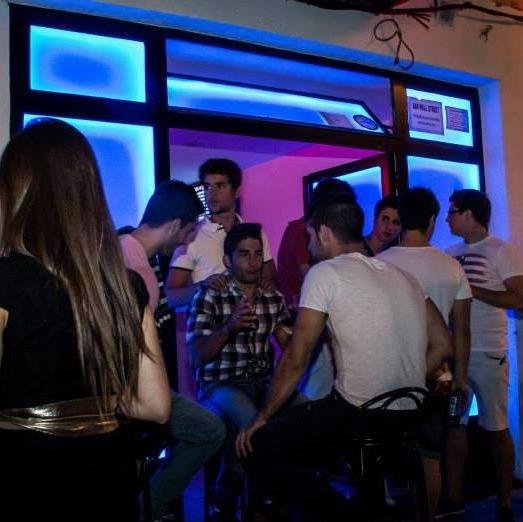 Ven a jugar con nosotros a la bolsa en el Wall Street, disfruta de los mejores precios y la mejor música, somos únicos ;)