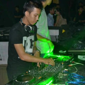 bebek405's profile picture. Husband of my lovely @QueenNose311