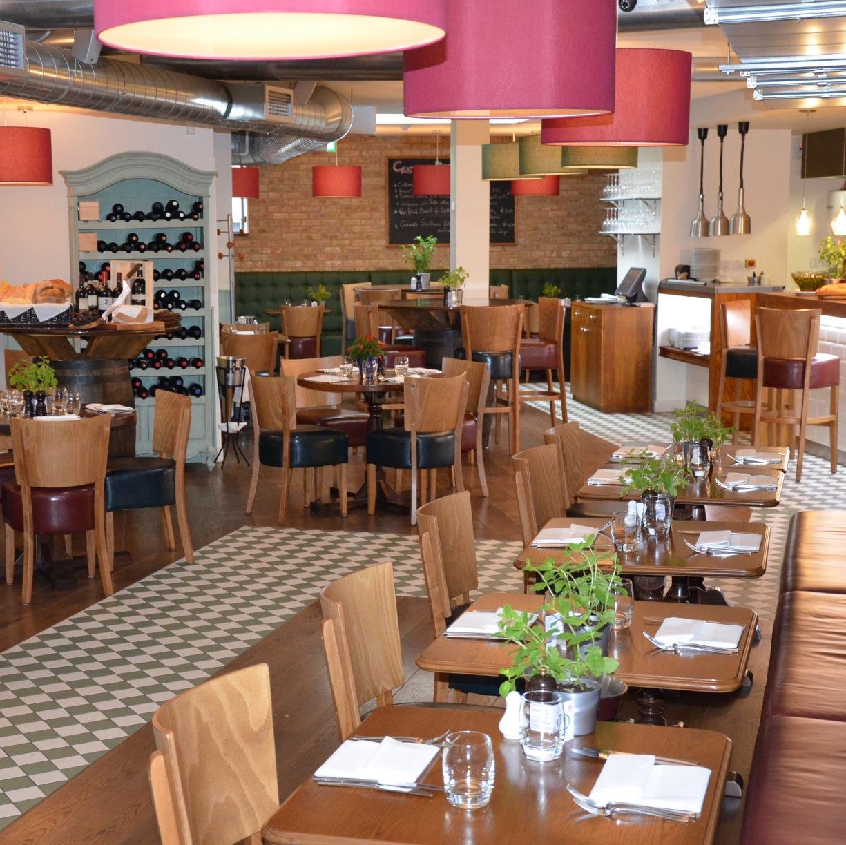 Traditional Italian cuisine served in a confortable and relaxed ambience. An extensive wine list with a large selection of wines by the glass and some great bar