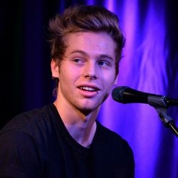 please retweet the link below and help me win an acc with luke/4