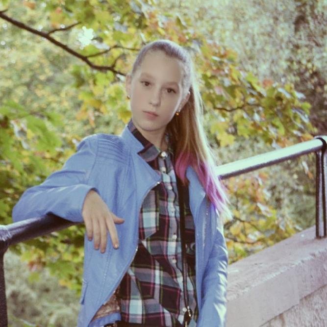 Занимаюсь цирком с 6 лет, танцую тоже с 6 лет, веселая))))