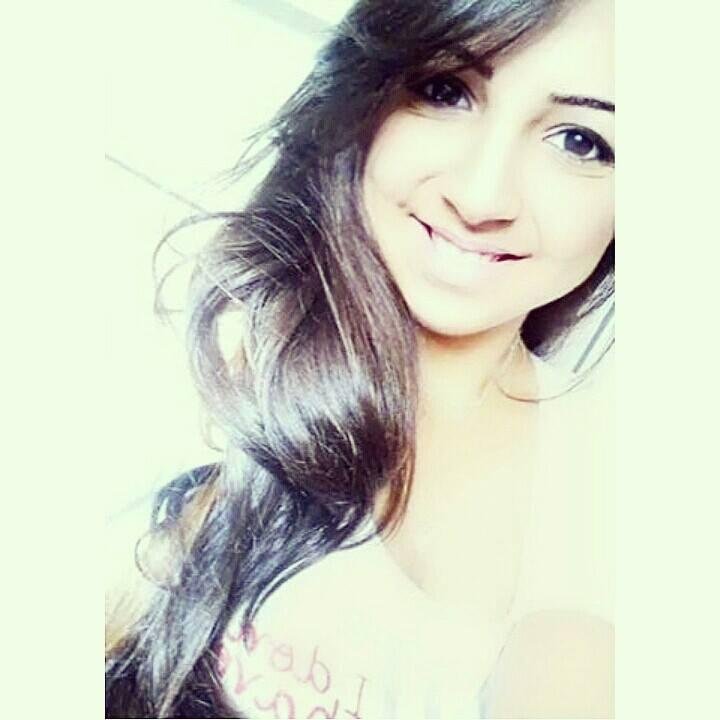 Sou abraços, sorrisos, ânimo, bom humor, sarcasmo, preguiça e sono. Música alta e silêncio. Serei o que você quiser, mas só quando eu quiser.