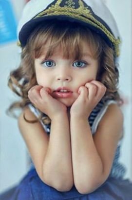 |Yarı vampir yarı insan|Barbara Annem❤|Elijah Babam❤| |Hope kuzenim :3| Lindsay Kean Selina Stella Emma ve Caroline teyzelerim❤ |