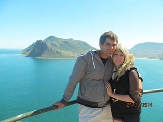 Ek is 'n baie liefde volle mens, ek is baie lief vir die mense na aan my. Eks 'n kind van die Here, en ek glimlag altyd! Ek is mal oor kinders en swot onderwys!