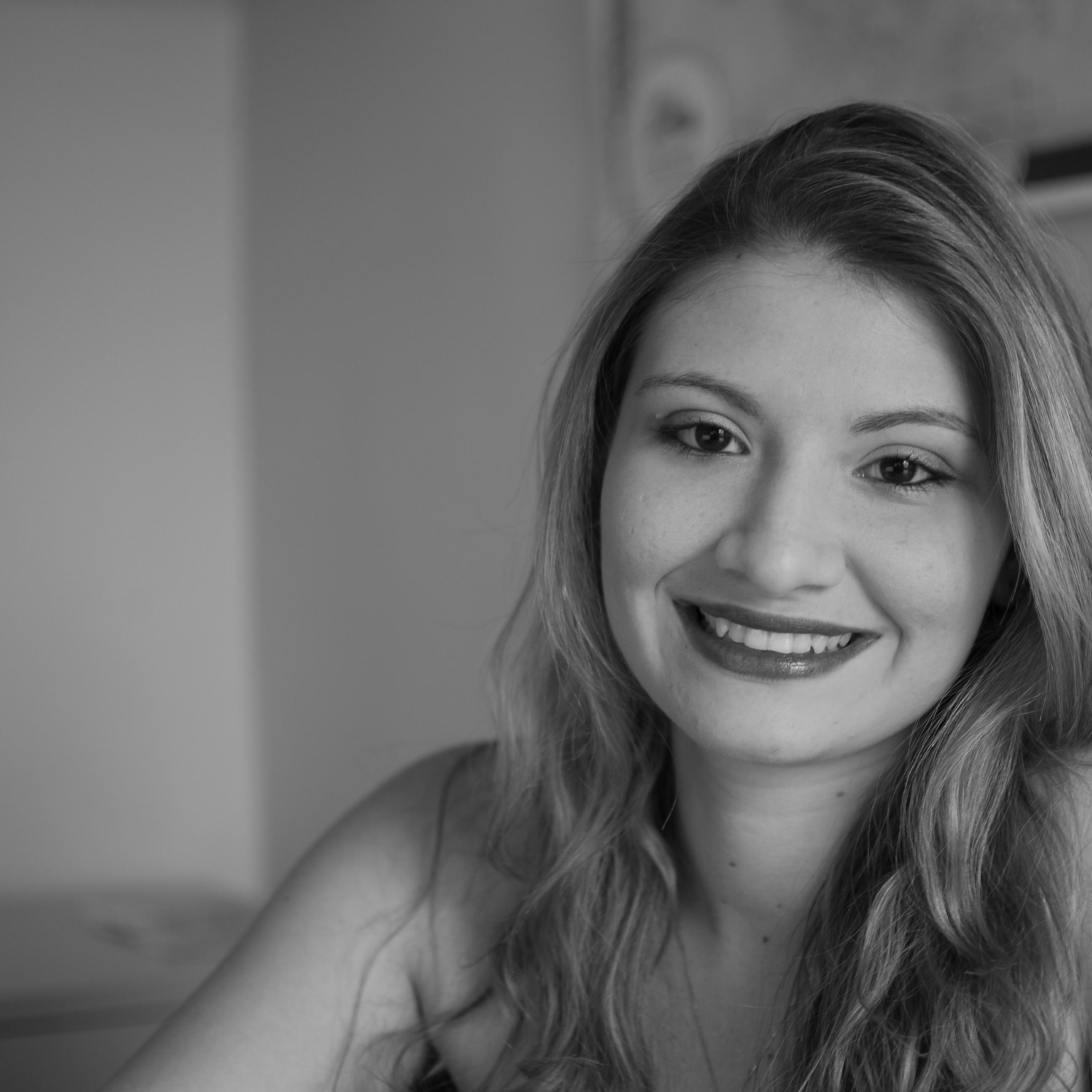Estudante de arquitetura, estagiária aprendiz de engenharia, Acreana, viajante, capricorniana, simpatizante, adoradora da natureza e tudo que ela nos dá.