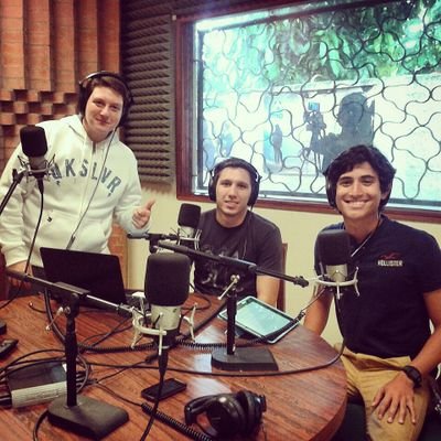 Programa radial sobre música, cine, tv y apps por @Radio_Uma LUNES de 12 a 1pm con @JorgedimaVe @Mauriziocg y @Joseapenaa #ElTopin