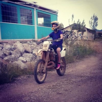 Dando guerra desde el 98. Me encantan las motos ,  forman parte de mi vida.
Porque la vida sin emocion ni riesgo no es vida.
Aguilar de campoo