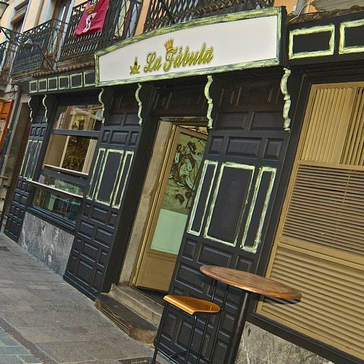 La mejor tapa y y la mejor copa que llevarse a la boca!!

C/ Plegarias, 9 (enfrente de la creperia)
En pleno barrio húmedo!!