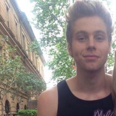 09/10/14 el mejor dia de mi vida. Luke me señalo no mamen.