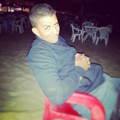 Jeune homme aime partager des blog avec le monde