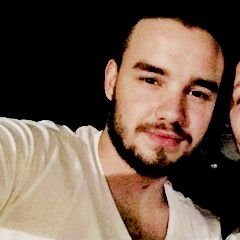 VOTEM NESSA PORRA , PELOS GAYS #EMABiggestFans1D