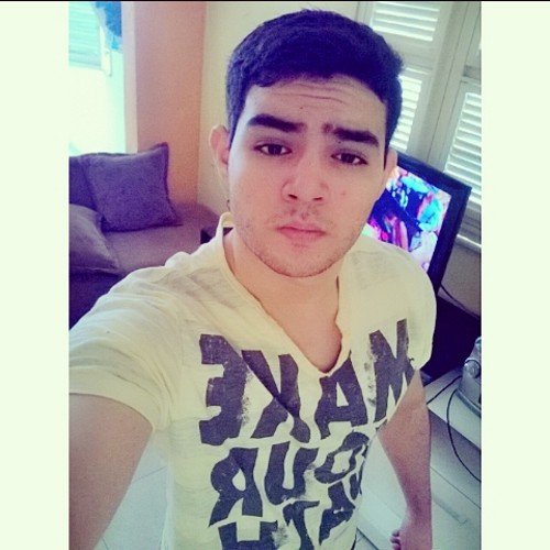 A felicidade não depende do que nos falta, mas do bom uso do que temos.  Snap wilsonangello ✌