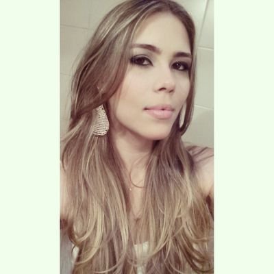 Dizem q aqui é minha novela da vida, mas nem tudo q escrevo aqui é sobre mim ou vc. 
Publicitária, quase artista plástica, ama gatos, doces e vida tranquila.