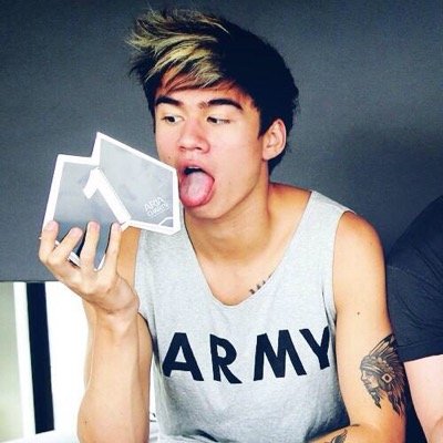 follow @st0nerclifford :-)))))