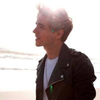 Please follow @nialelyaberscar ,i'll follow back ! She is directioner , 5sosfam , vampette , foxer , true blue , gooner :)) tweet for me if u done