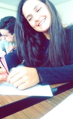 sorri mesmo que o teu sorriso seja triste porque mais triste que um sorriso triste é a tristeza de não saber sorrir ((: